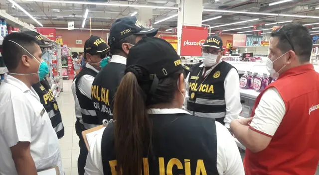 Agentes de la PNP llegaron hasta el Plaza Vea de Chorrillos.