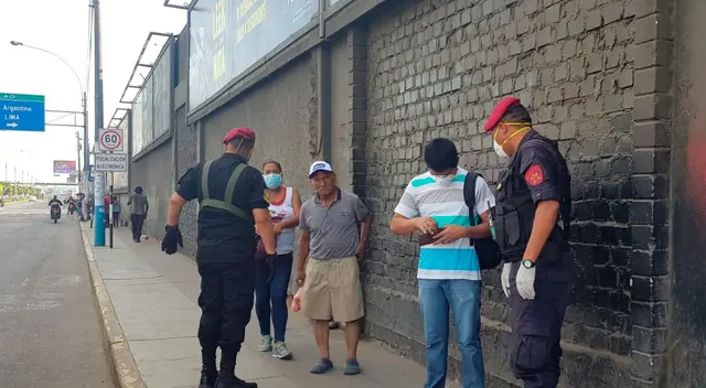 PNP pidiendo identificación a las personas.