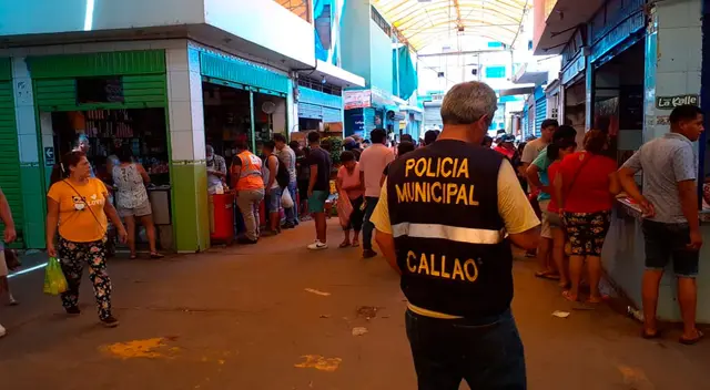 La PNP municipal llega al mercado Tres de enero en el Callao La PNP municipal llega al mercado Tres de enero en el Callao