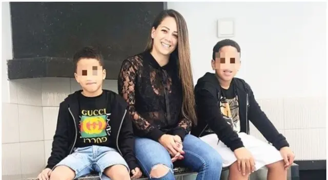 La chalaca se refresco y pasó una divertida tarde junto a sus hijos en piscina. La chalaca se refresco y pasó una divertida tarde junto a sus hijos en piscina.