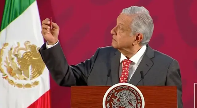 Mandatario mostró amuletos como estampitas religiosas y un dólar