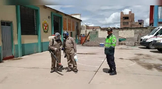 Personal de la gerencia de Servicios Públicos de la comuna sanromina realiza trabajos de fumigación por el brote del coronavirus.