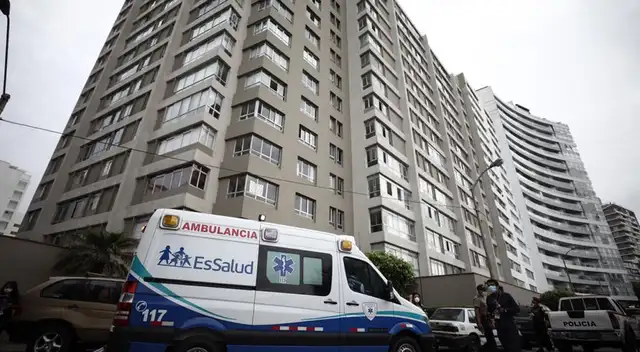 El Minsa ha llegado al edificio de Miraflores para proceder con el levantamiento del cuerpo, luego de 15 horas de su muerte. El Minsa ha llegado al edificio de Miraflores para proceder con el levantamiento del cuerpo, luego de 15 horas de su muerte.