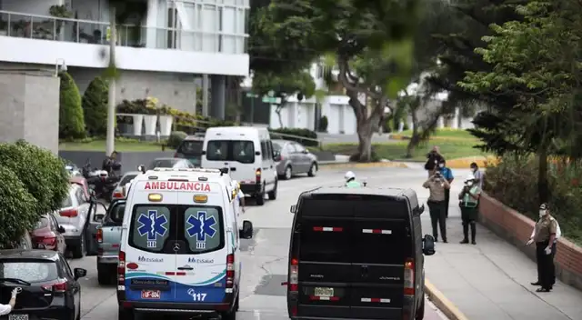El Minsa ha llegado al edificio de Miraflores para proceder con el levantamiento del cuerpo, luego de 15 horas de su muerte. El Minsa ha llegado al edificio de Miraflores para proceder con el levantamiento del cuerpo, luego de 15 horas de su muerte.