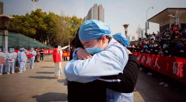 Ciudadanos chinos celebran el fin del pico de transmisiones de COVID-19. Ciudadanos chinos celebran el fin del pico de transmisiones de COVID-19.