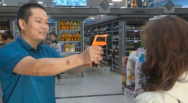 Los clientes compran papel higiénico, vinos y bebidas azucaradas.