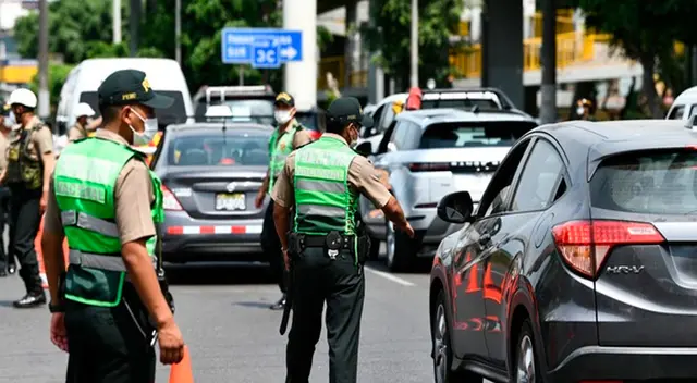 PNP controlando tránsito de vehículos.