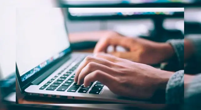 Usuario en su laptop. Usuario en su laptop.