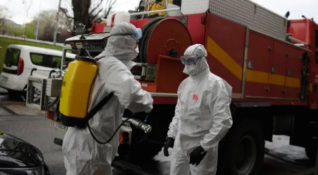 El gobierno de España procedió con la desinfección de las viviendas de personas de la tercera edad.