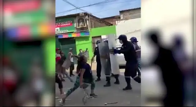 Comerciantes informales usaron piedras, palos, fierros y otros  cosas para atacar a los serenos de San Juan de Miraflores.