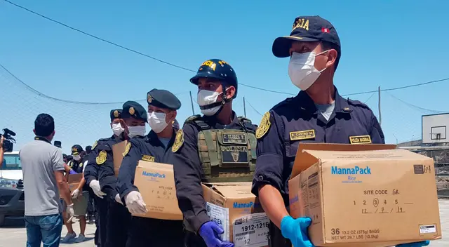 Efectivos de la PNP llevando los víveres a los hogares de SJM. Efectivos de la PNP llevando los víveres a los hogares de SJM.