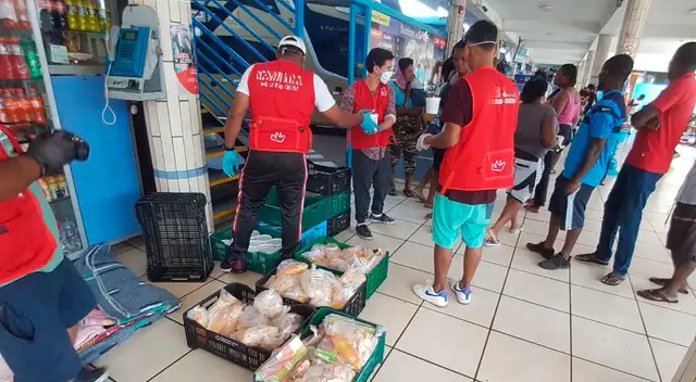 Miembros de ONG Remar Perú brindando apoyo. Miembros de ONG Remar Perú brindando apoyo.