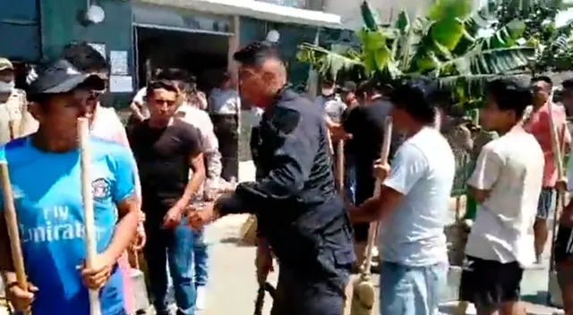 Coronavirus en Perú: Hombres, en su mayoría jóvenes realizaron la limpieza de las calles de La Libertad, pero sin mascarillas ni guantes.