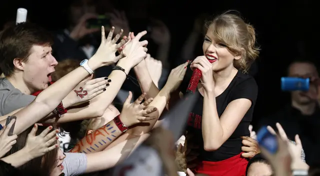 Ella ha venido donando miles de dólares a quienes han sufrido un golpe financiero.