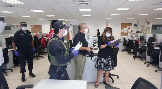 PNP y personal de Sunafil en el banco.