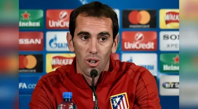 Godín después de pasar pruebas de coronavirus pudo tomar avión a su país. Godín después de pasar pruebas de coronavirus pudo tomar avión a su país.