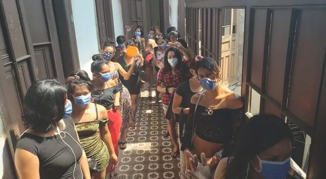 Muchas de ellas dedicadas al trabajo sexual, se mantienen juntas dentro de una vivienda acatando la cuarentena establecida por el gobierno peruano. Muchas de ellas dedicadas al trabajo sexual, se mantienen juntas dentro de una vivienda acatando la cuarentena establecida por el gobierno peruano.