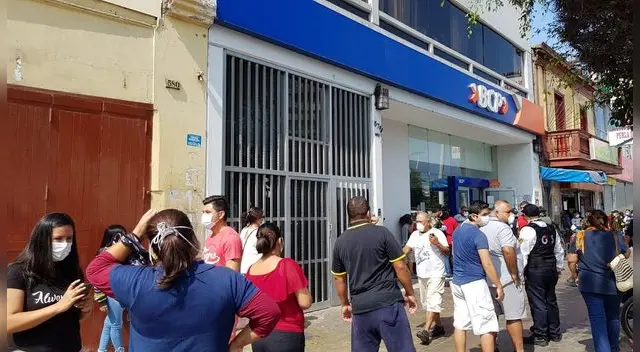 Hay muchos discapacitados y adultos mayores esperando en las colas de los bancos para el bono de 380 soles.