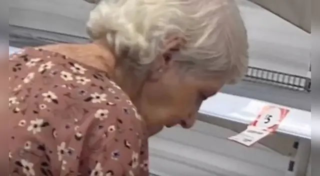 La mujer lloró al ver los estantes vacíos La mujer lloró al ver los estantes vacíos