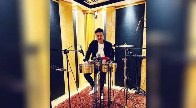 Deyvis Orozco aprovecha el toque de queda y compone nuevas canciones. Deyvis Orozco aprovecha el toque de queda y compone nuevas canciones.