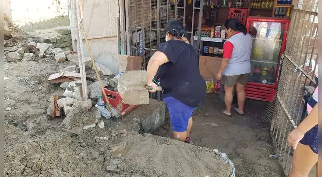 Vecinos del asentamiento humano Luis Felipe de Chorrillos resultaron afectados por la ruptura de tubería de Sedapal.