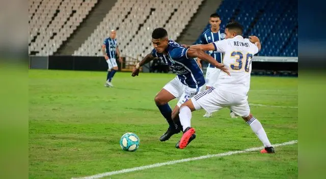Juega en Godoy Cruz de Argentina.