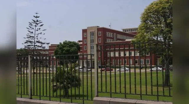 Hasta el momento a tres pacientes por Covid-19 hospitalizados en hospitales militares. El Hospital Naval atendería los casos de este virus solo para Callao. Hasta el momento a tres pacientes por Covid-19 hospitalizados en hospitales militares. El Hospital Naval atendería los casos de este virus solo para Callao.