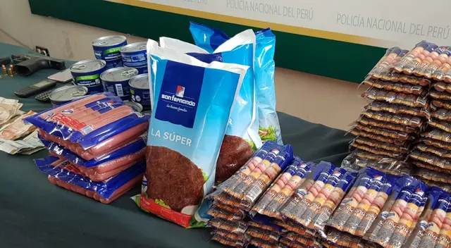 La Policía Nacional los capturó en flagrancia cuando asaltaban un camión repartidor de productos de embutidos. La Policía Nacional los capturó en flagrancia cuando asaltaban un camión repartidor de productos de embutidos.