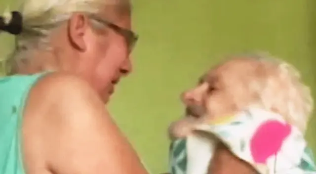 Pareja de ancianos pide ayuda.