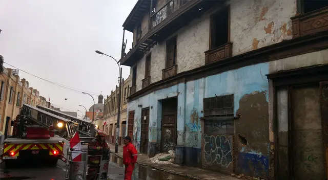 En noviembre del 2012, el solar El Buque sufrió un incendio y derrumbe de sus muros y unas diecisiete familias salvaron de morir. En noviembre del 2012, el solar El Buque sufrió un incendio y derrumbe de sus muros y unas diecisiete familias salvaron de morir.