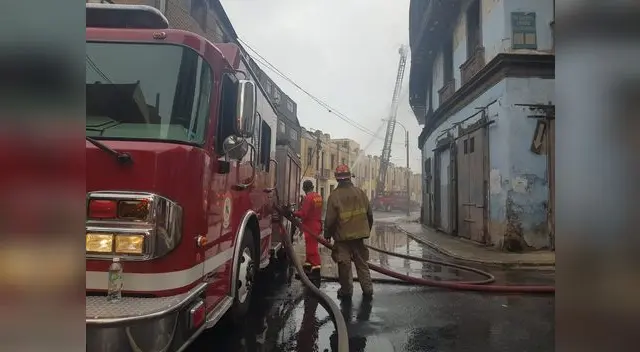 En noviembre del 2012, el solar El Buque sufrió un incendio y derrumbe de sus muros y unas diecisiete familias salvaron de morir. En noviembre del 2012, el solar El Buque sufrió un incendio y derrumbe de sus muros y unas diecisiete familias salvaron de morir.