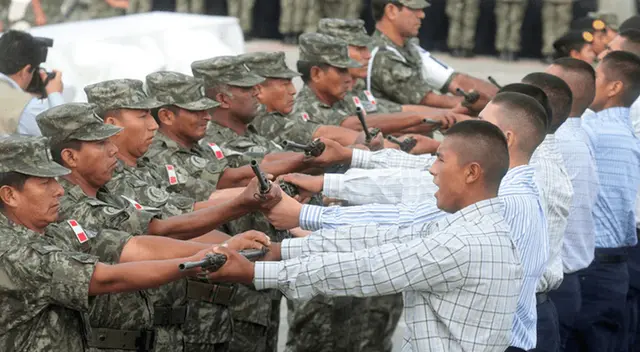 Alrededor de 10 mil militares se integrarán en las labores de patrullaje durante la cuarentena. Alrededor de 10 mil militares se integrarán en las labores de patrullaje durante la cuarentena.
