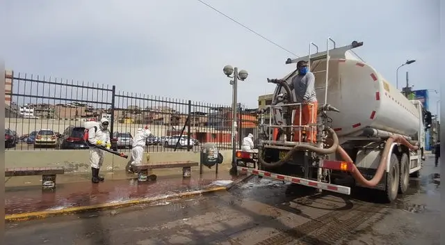 Municipio de San Juan de Miraflores desinfecta esta zona del hospital por ser un sitio de gran aglomeración de personas. Municipio de San Juan de Miraflores desinfecta esta zona del hospital por ser un sitio de gran aglomeración de personas.