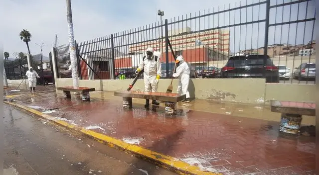 Municipio de San Juan de Miraflores desinfecta esta zona del hospital por ser un sitio de gran aglomeración de personas. Municipio de San Juan de Miraflores desinfecta esta zona del hospital por ser un sitio de gran aglomeración de personas.