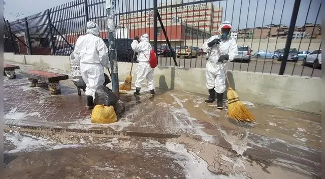 Municipio de San Juan de Miraflores desinfecta esta zona del hospital por ser un sitio de gran aglomeración de personas. Municipio de San Juan de Miraflores desinfecta esta zona del hospital por ser un sitio de gran aglomeración de personas.