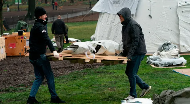 Trabajadores ayudando en plena llovizna Trabajadores ayudando en plena llovizna