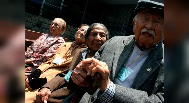 Adultos mayores, personas vulnerables en esta pandemia Adultos mayores, personas vulnerables en esta pandemia