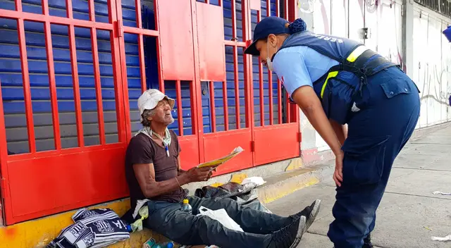 Adulto mayor siendo atendido por serenazgo.