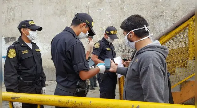 La mayoría de ciudadanos portan en regla el nuevo pase personal laboral.