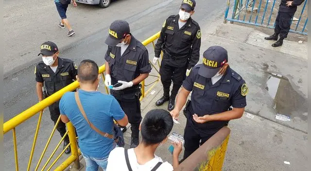 La mayoría de ciudadanos portan en regla el nuevo pase personal laboral.