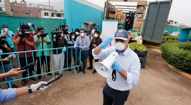 Jorge Muñoz supervisando el 'mercado móvil'. Jorge Muñoz supervisando el 'mercado móvil'.