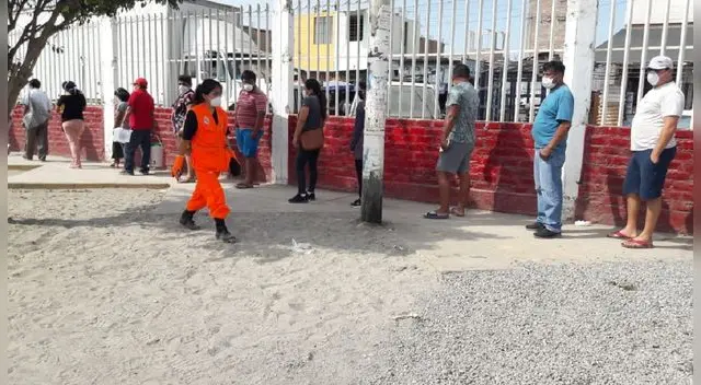 Municipalidad de Ica desinfecta principales calles para evitar el Covid-19.