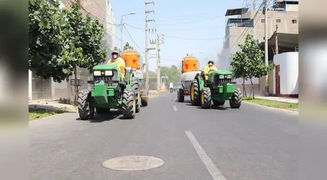 Municipalidad de Ica desinfecta principales calles para evitar el Covid-19.