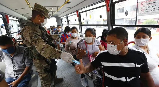 Miembros del Ejército Peruano vienen realizando patrullaje y pidiendo los permisos temporales de trabajo a la ciudadanía de nuestra capital. Miembros del Ejército Peruano vienen realizando patrullaje y pidiendo los permisos temporales de trabajo a la ciudadanía de nuestra capital.