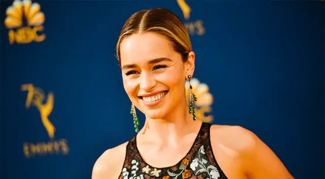 Emilia Clarke ofrece una divertida cena.