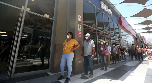 Clientes haciendo cola Clientes haciendo cola