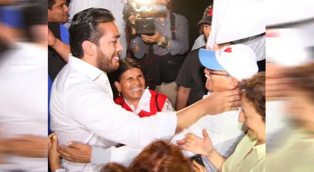 Alcalde de La Molina con vecinos.