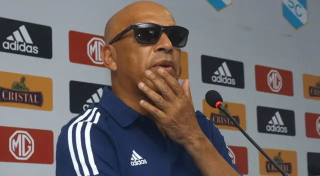 El entrenador de  Cristal , Roberto Mosquera lo tiene todo bien controlado.