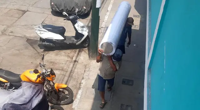 Comerciantes siguen haciendo de las suyas, pese a que el gobierno decretó la prohibición de trabajos que no sean de primera necesidad. Comerciantes siguen haciendo de las suyas, pese a que el gobierno decretó la prohibición de trabajos que no sean de primera necesidad.