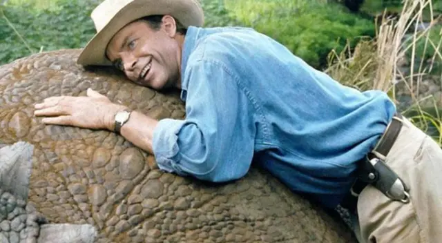 Sam Neill no pierde el tiempo y busca el lado positivo.